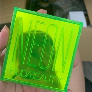 Huda Beauty Neon eyeshadow palette